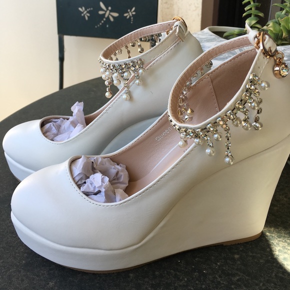 Pearl dangle ankle strap wedges - Picture 2 of 8